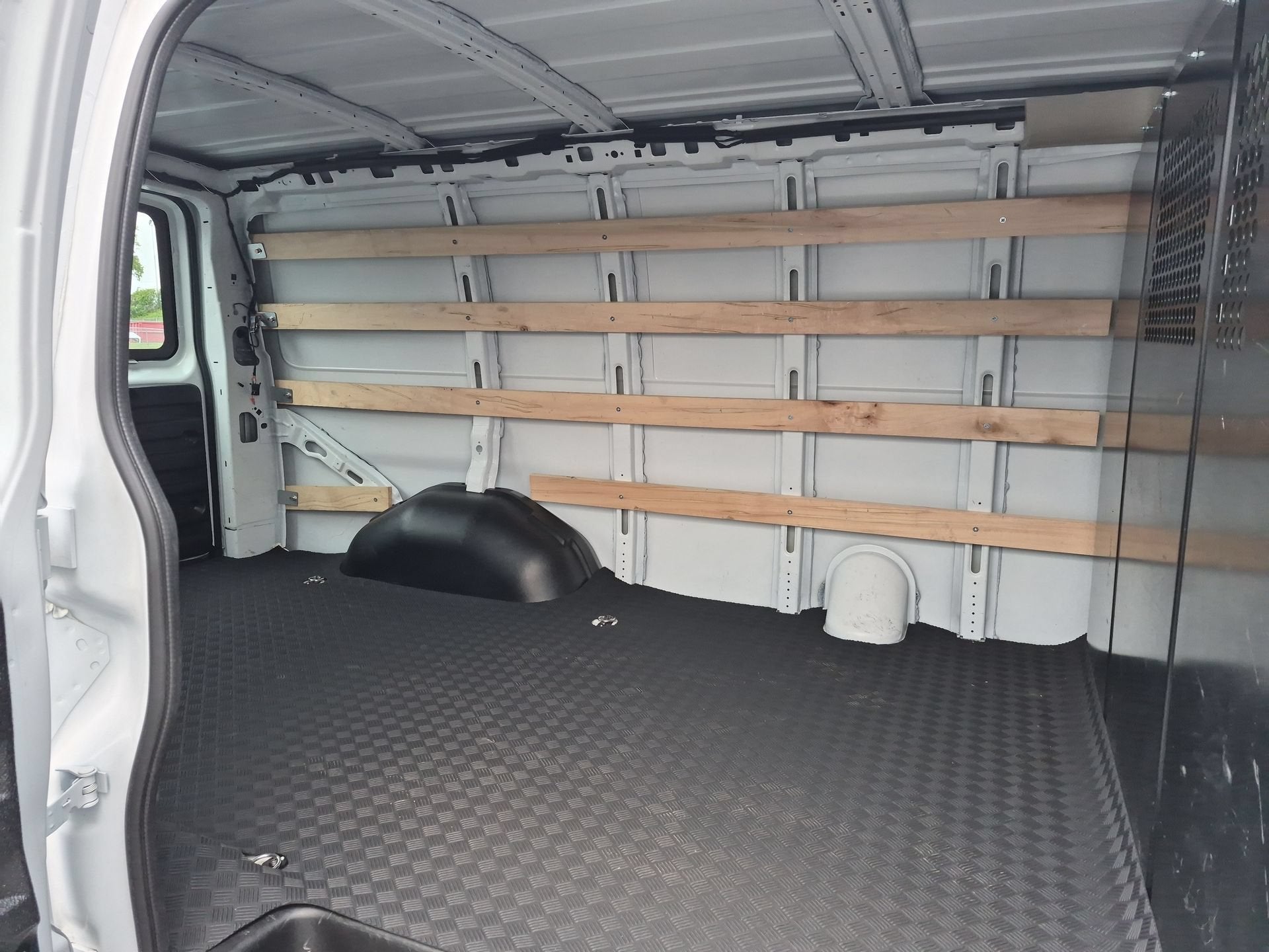 2025 Chevrolet Express Cargo WT