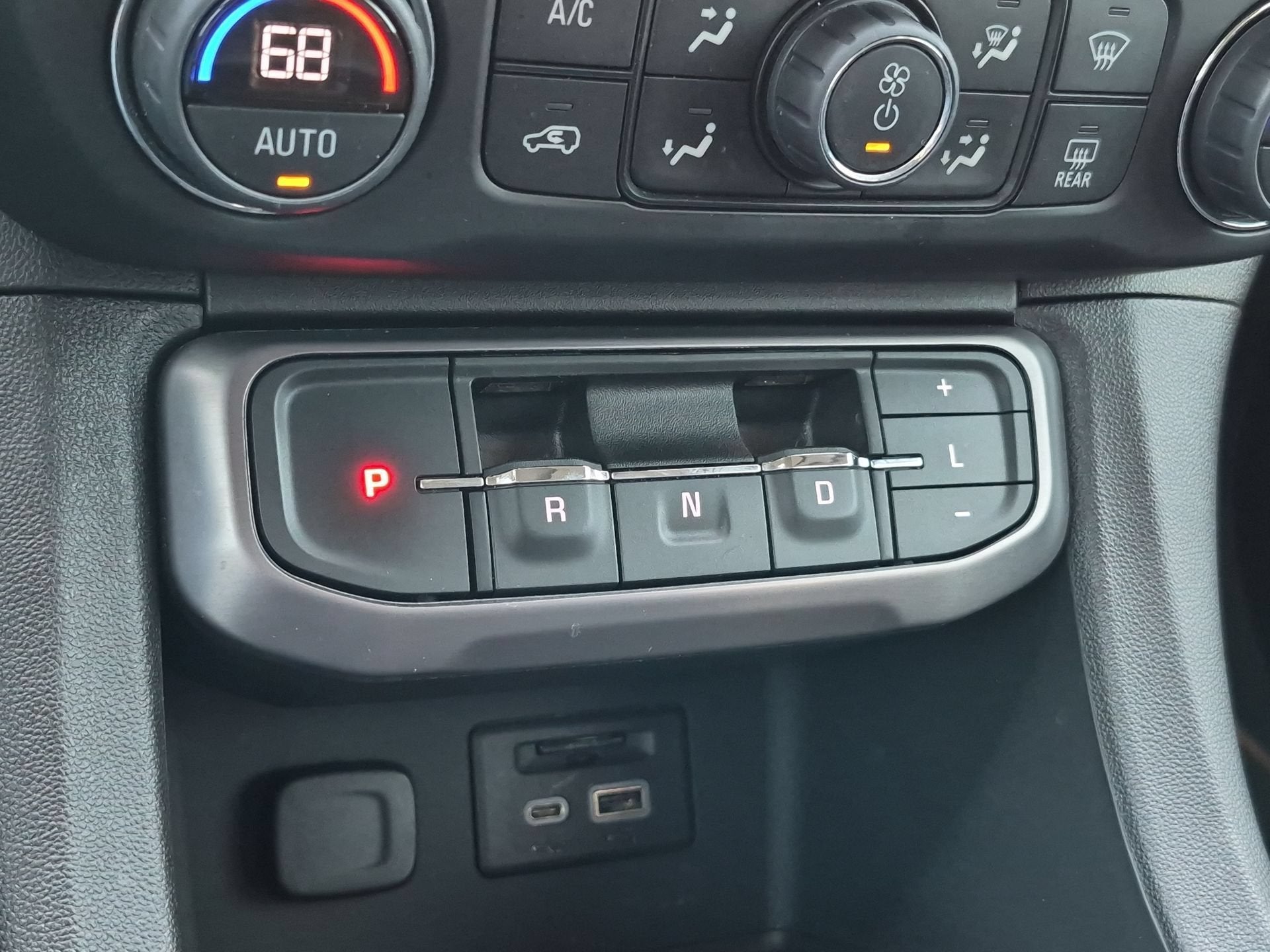 2022 GMC Acadia AT4