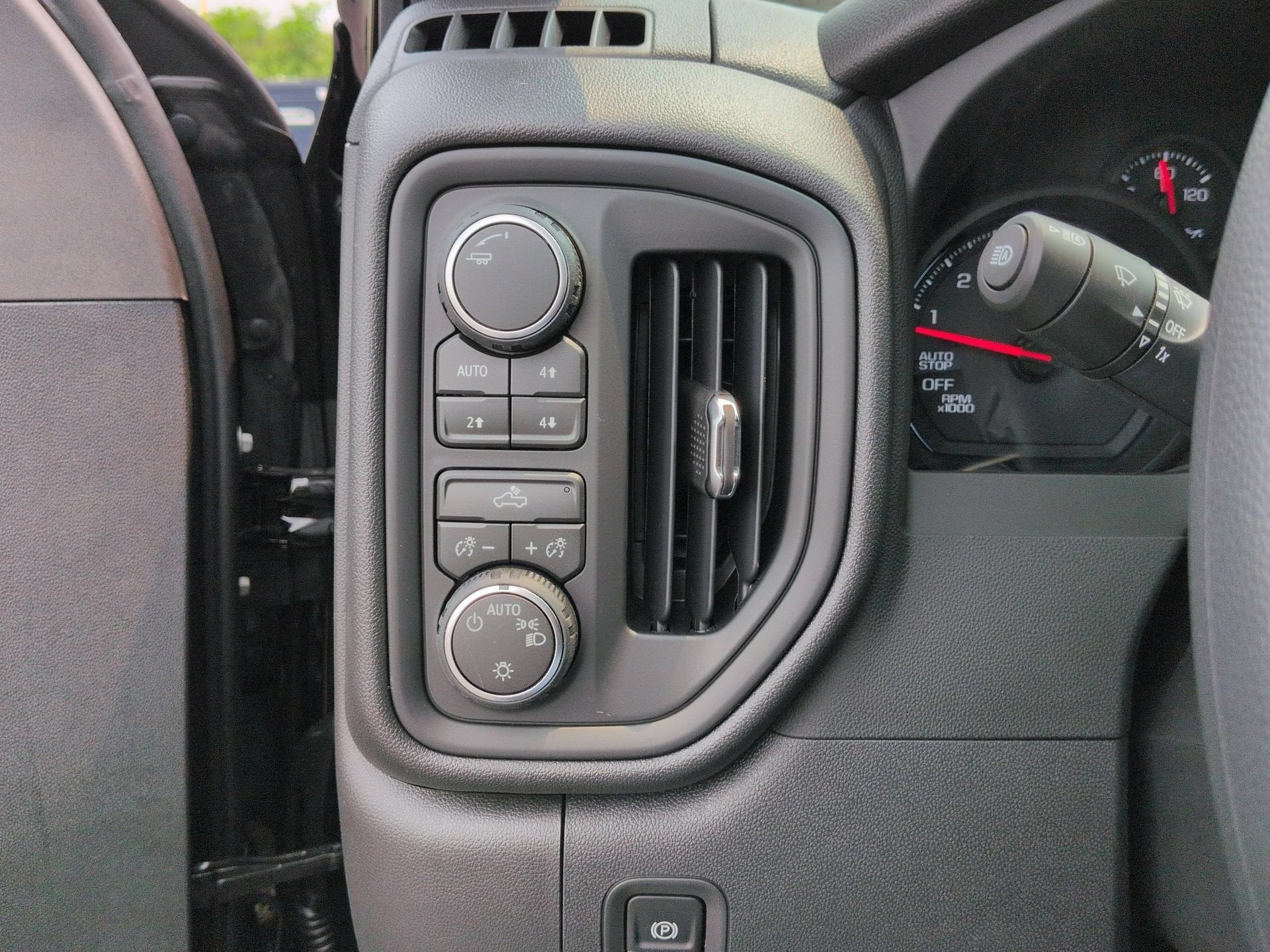 2026 Chevrolet Silverado 1500 Custom Trail Boss Crew Cab Short Box 4WD